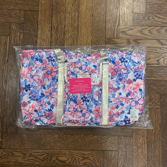 Lilly Pulitzer Pink and Blue Travel Bag with Vibrant Design - Picture 3 of 8